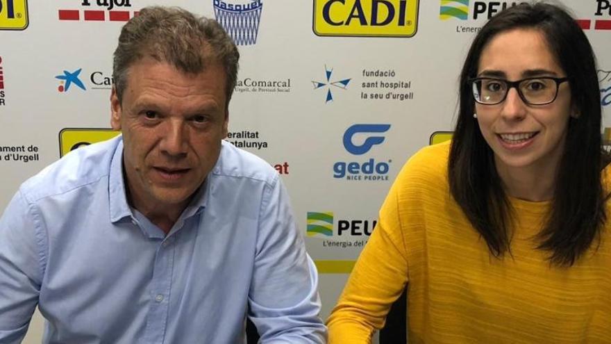 El president Pere Porta i Georgina Bahí rubricant la renovació