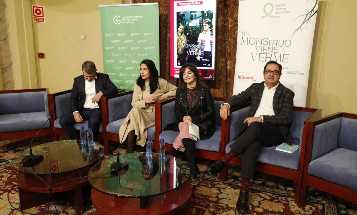 Por la izquierda, el presidente de LaJoven David R. Peralto; la presidenta de la AECC en Avilés, Carmen Fernández; la edil de Cultura, Yolanda Alonso y el presidente de la AECC en Asturias, Julio González. | MARA VILLAMUZA