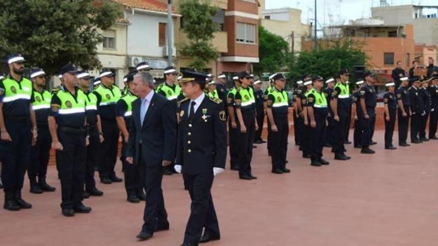 en el día de san miguel la policía de la provincia celebró su día.Serralvo con la plantilla en Vila-real f a. c. La alcaldesa de Borriana con los miembros de Cruz Roja f Levante-EMV La alcaldesa de la Vall pasando revista f Levante-EMV