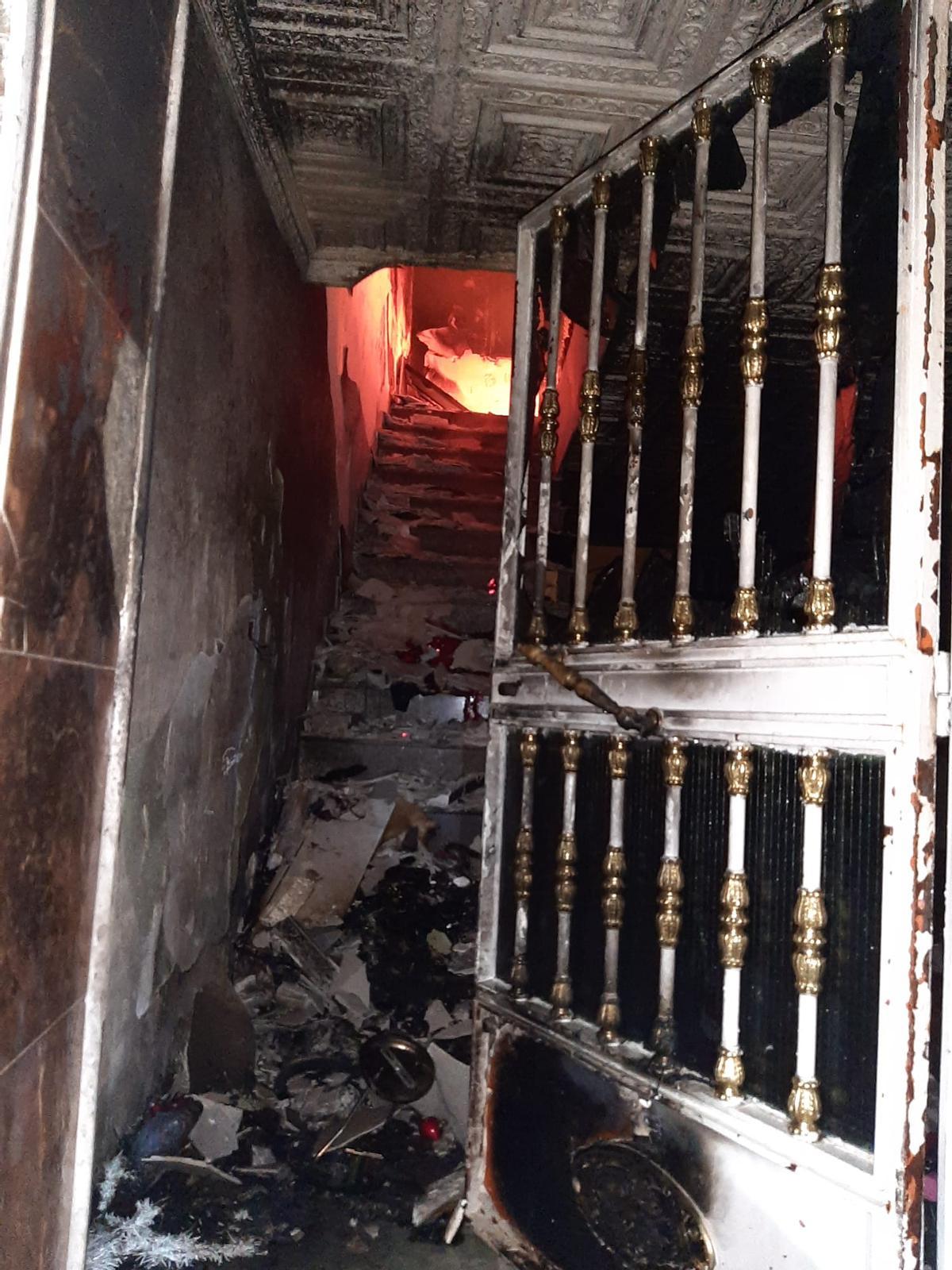 Acceso a la vivienda de la familia de Plasencia en prisión por el tiroteo mortal, calcinada.