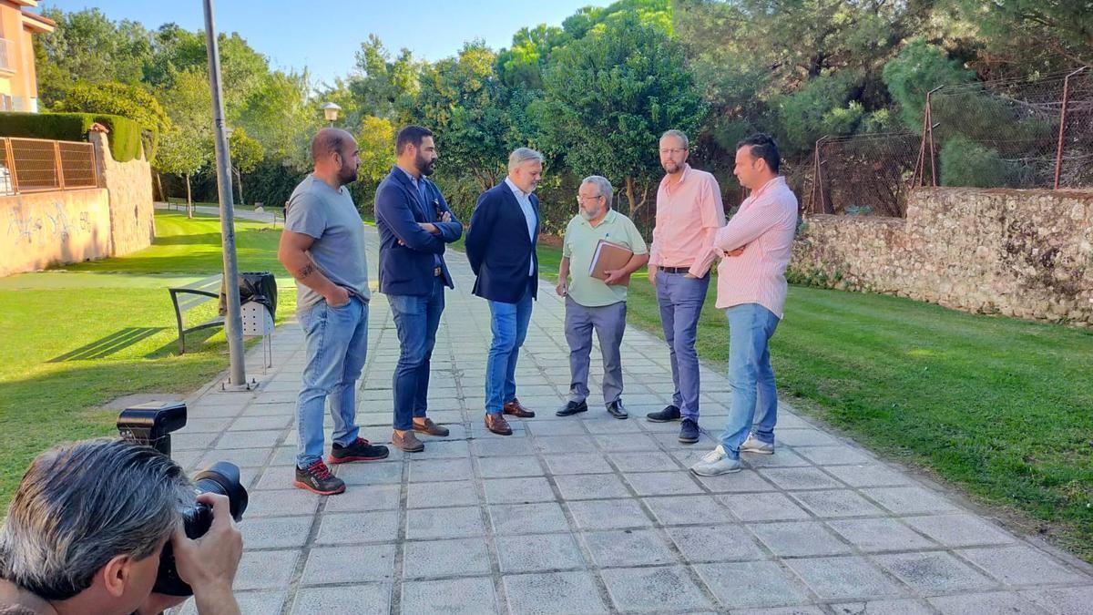 Dóniga se reunirá con El Pilar de Plasencia tras la condena a su presidente vecinal (con una carpeta en la mano).