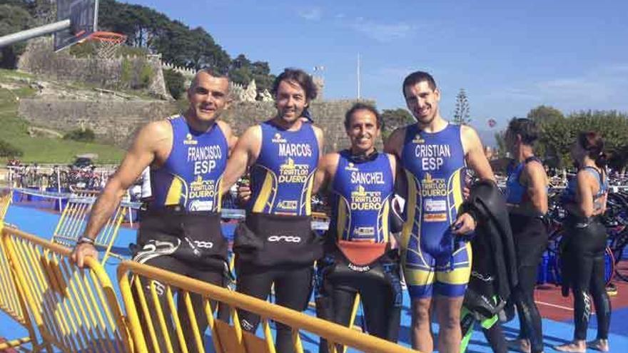 Los cuatro triatletas del club zamorano en Baiona posan para las cámaras.