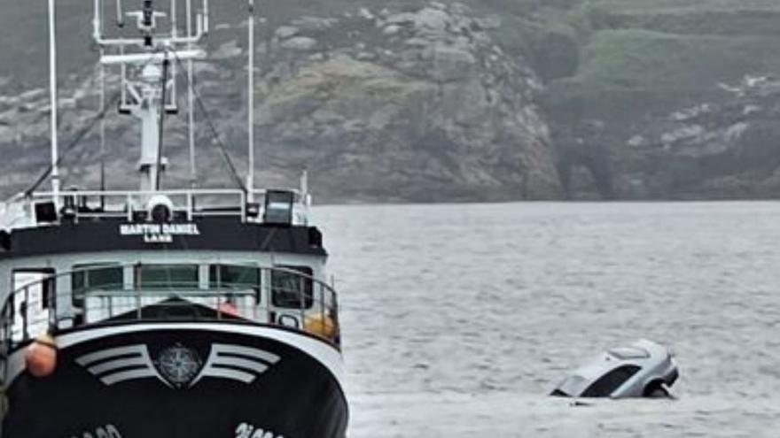 Muere un hombre al precipitarse con su vehículo en el puerto de Laxe