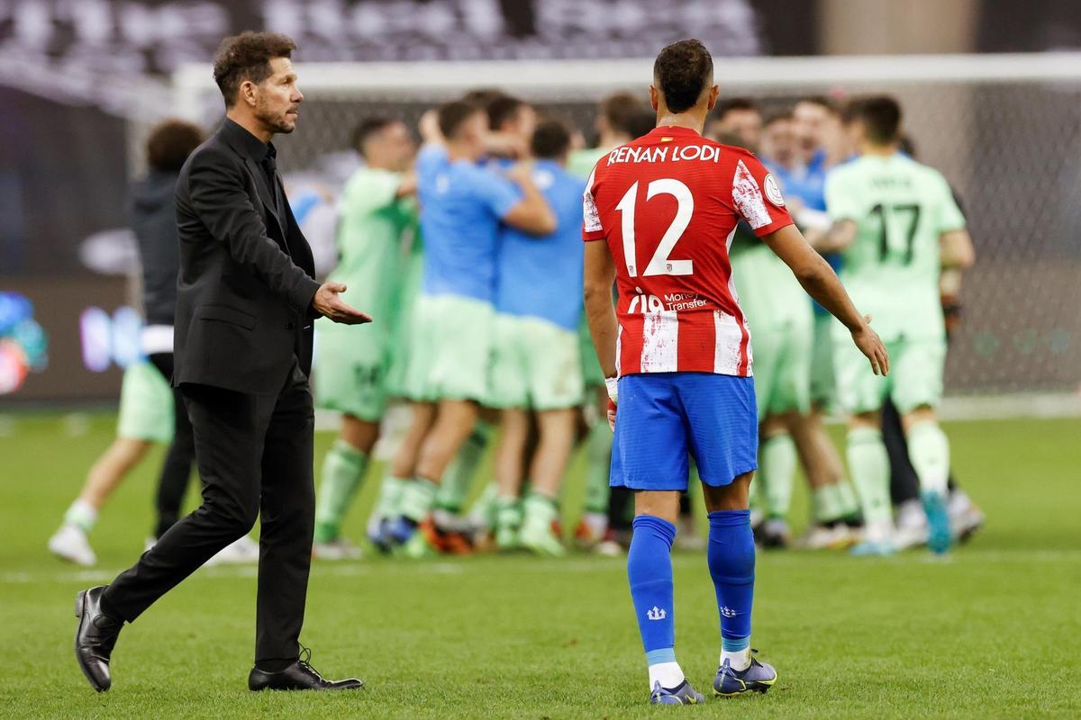 Los futbolista del Athletic celebra su pase a la final, con Simeone y Lodi en primer plano.