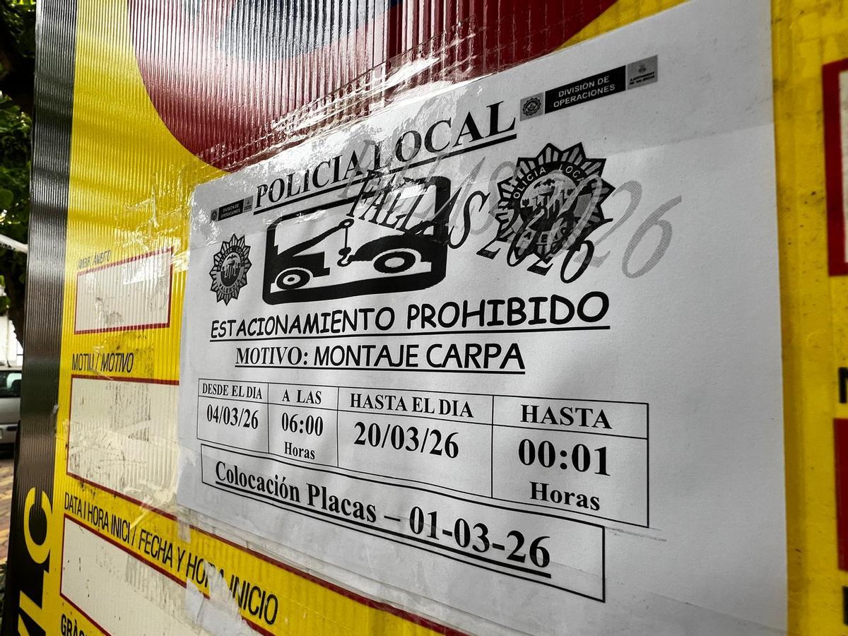 Señal de prohibido aparcar por el montaje de las carpas de este año