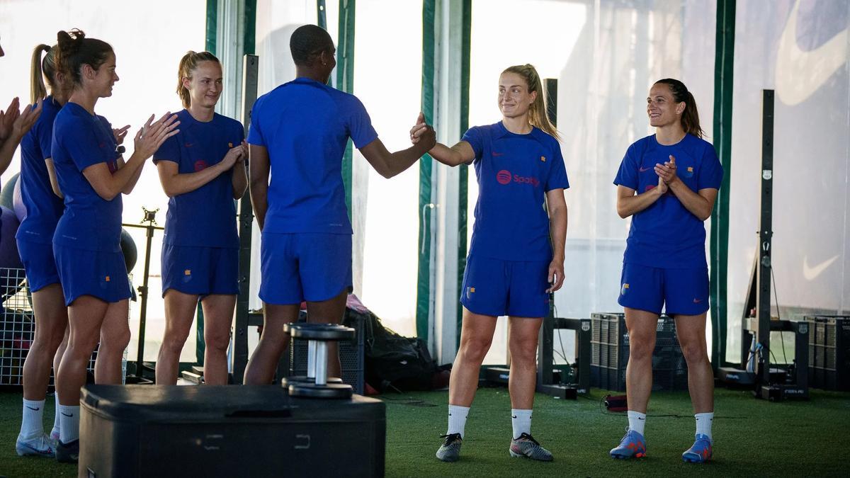 Oshoala felicita a Alexia en el gimnasio antes de saltar al césped.