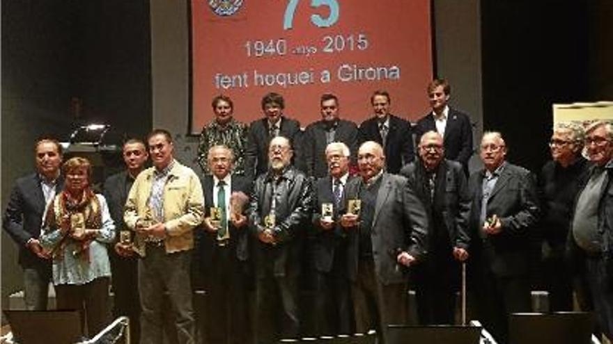 Els expresidents del club i les autoritats en l&#039;acte d&#039;ahir al pavelló de Palau.