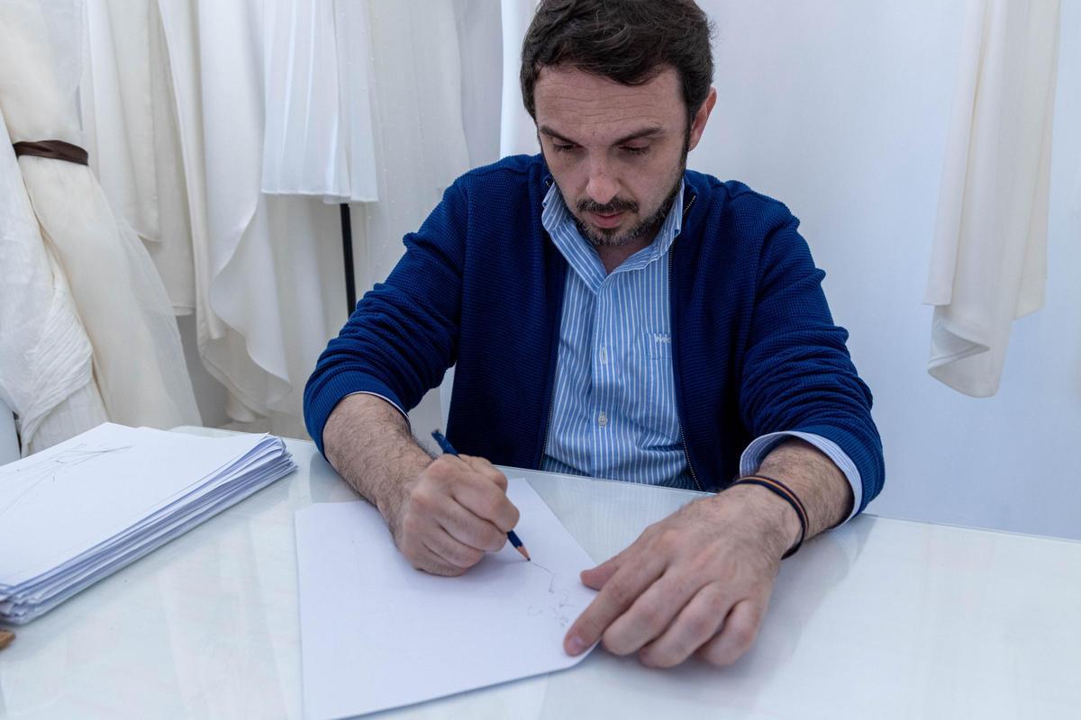 Rubén Hernández, pregonero de las Hogueras: "No podría elegir entre la indumentaria y los trajes de novia"