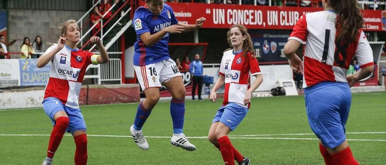 Una acción del Llanera-Real Oviedo Femenino.