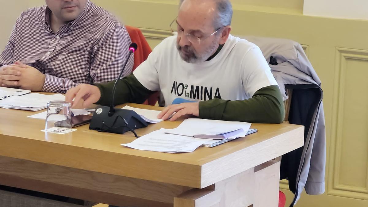 Amores, con una camiseta de ‘No a la mina’, en el pleno este jueves cuando defendía el contenido de su moción.