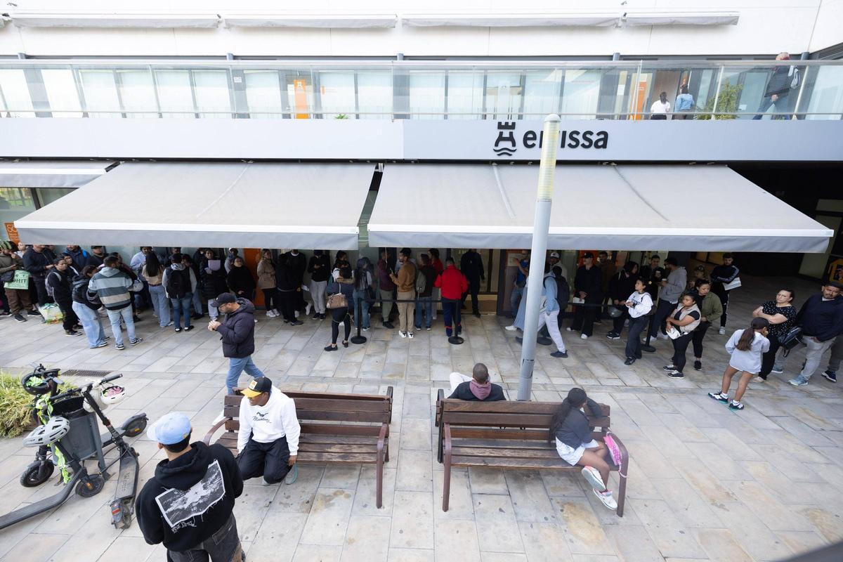 Imágenes de la fila para la regularización de migrantes en las oficinas del Cetis