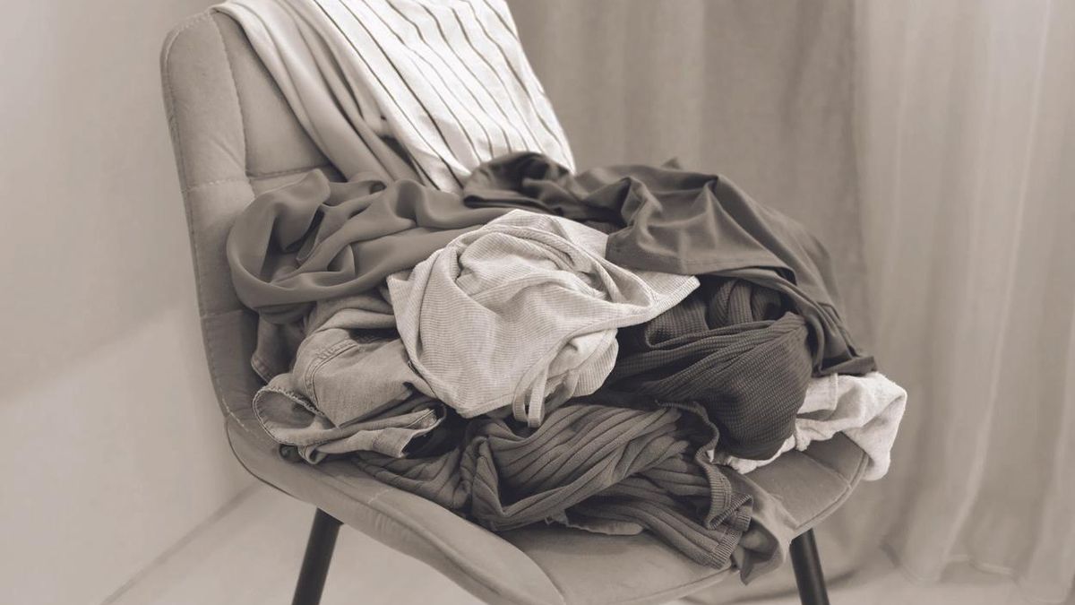 Ropa amontonada sobre una silla