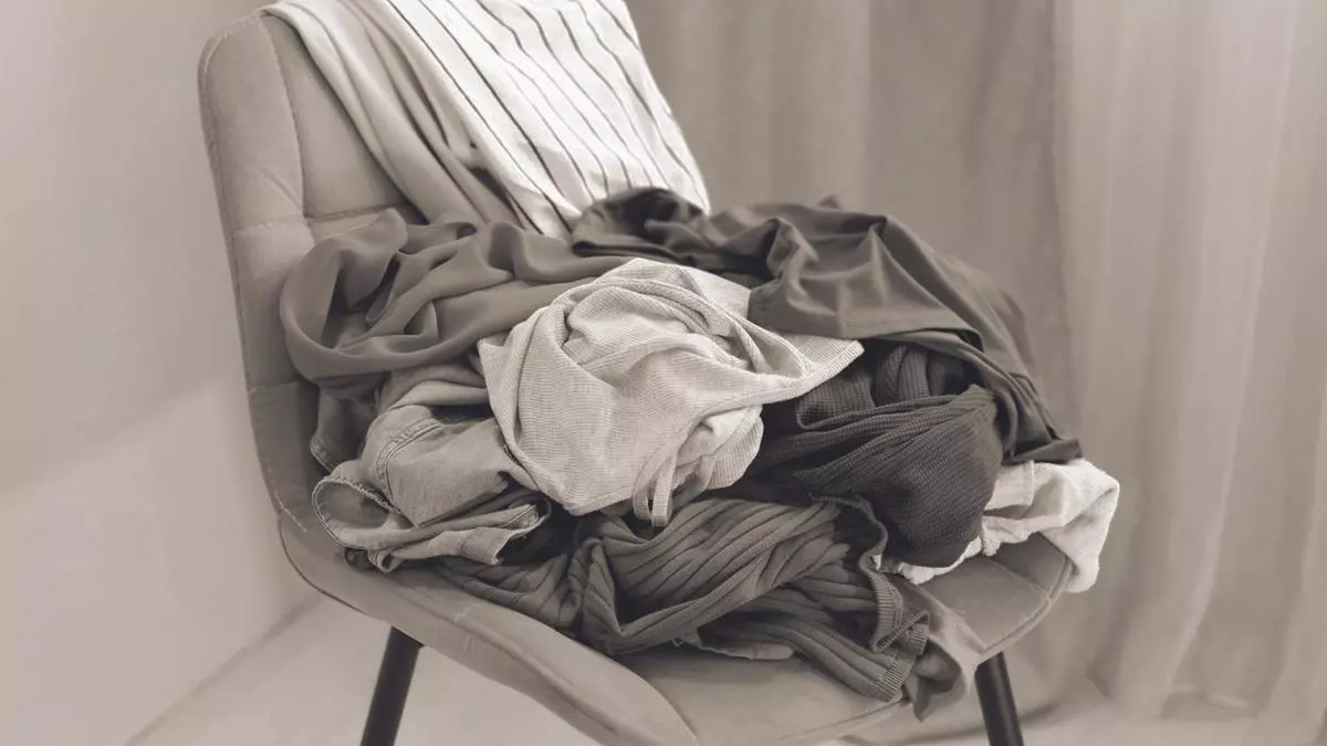 ¿Sueles acumular ropa en la silla? Esto es lo que la psicología dice de ti