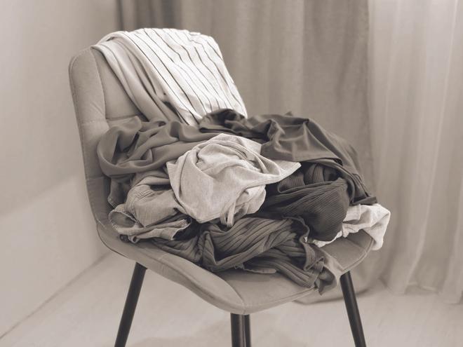 ¿Sols acumular roba a la cadira? Això és el que la psicologia diu de tu