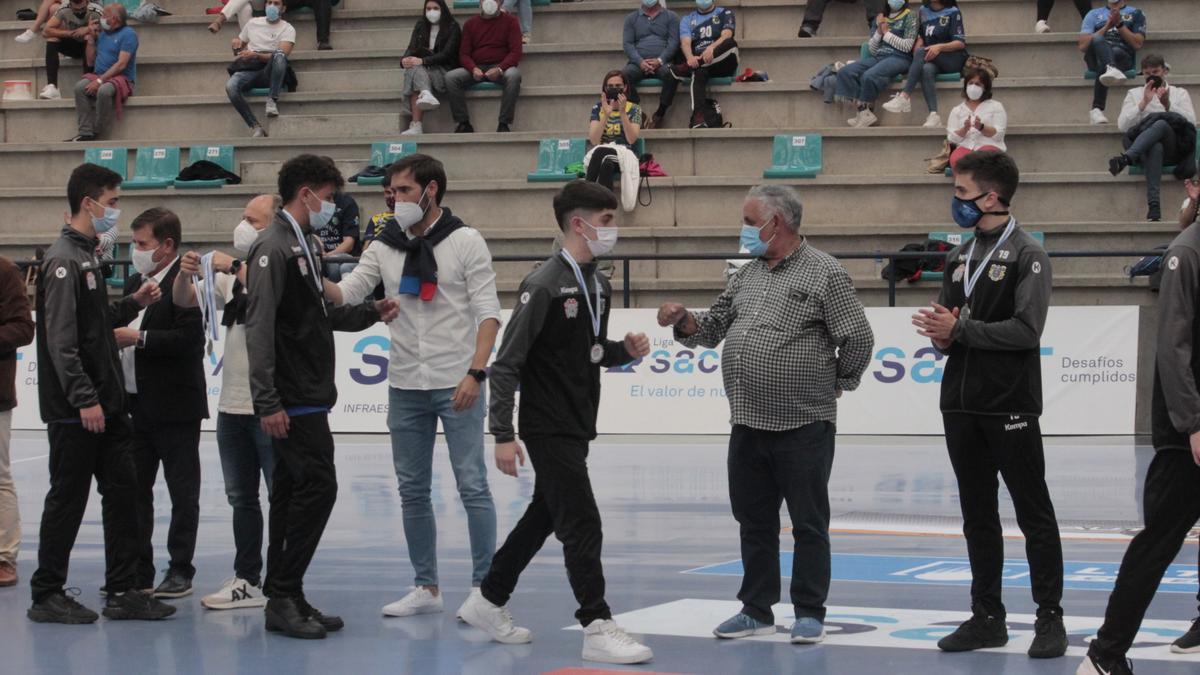 La plantilla del Luceros juvenil fue homenajeada en el descanso del encuentro.