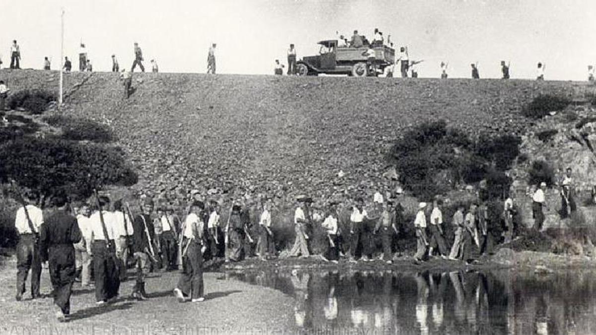 Sie waren auf Mallorca gelandet, um die Insel von den Putschisten zurückzuerobern: Bewaffnete republikanische Militzsoldaten bei der Überquerung des Riuet de Porto Cristo am 16. August 1936