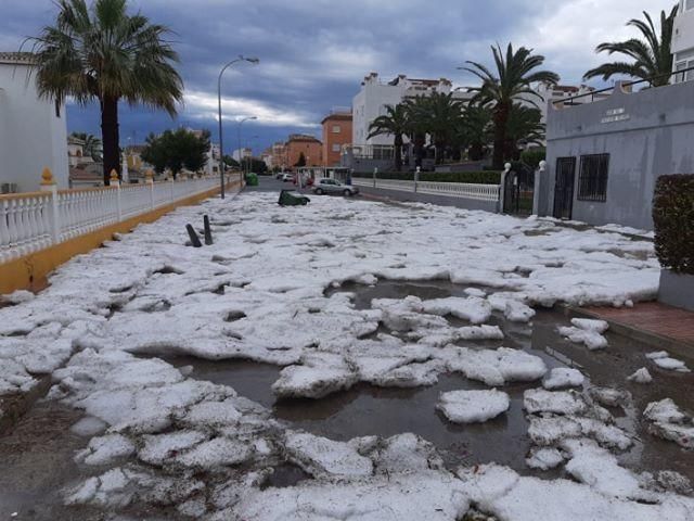 Un tormenta ha dejado imágenes de acumulación de granizo en el litoral de la Vega Baja. La comarca ha recogido hasta 30 litros por metro cuadrado en la costa y poco más de un litro en el interior.