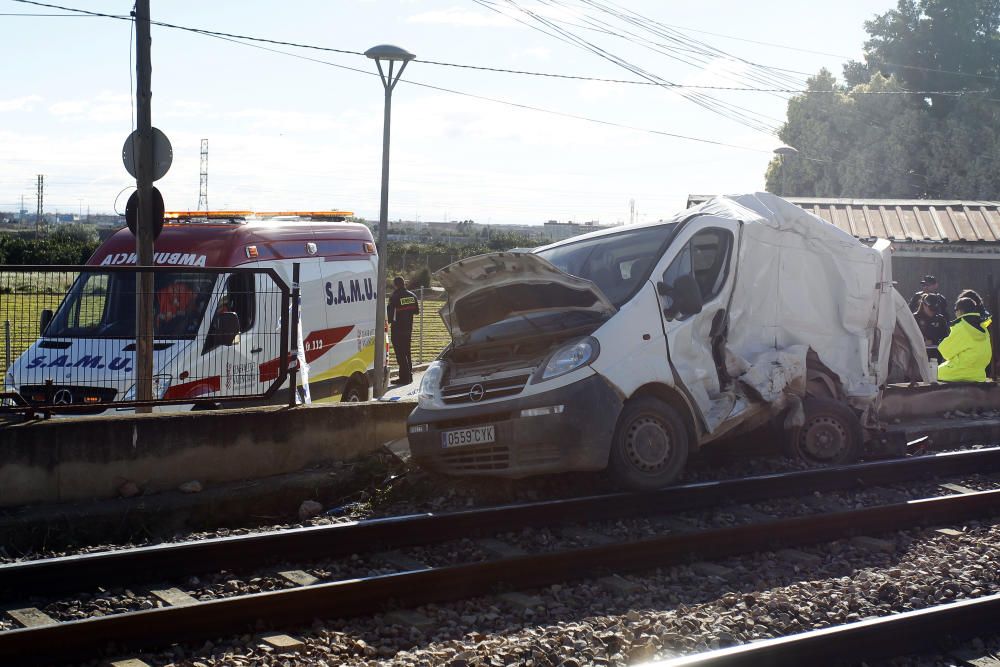 El metro arrolla una furgoneta en Paterna