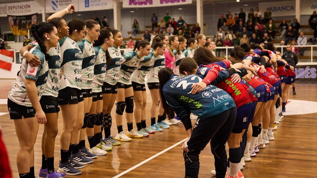 Los dos equipos se saludan antes de empezar un partido de esta temporada