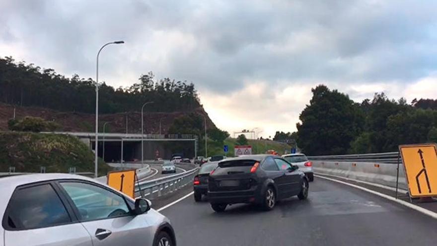 Atasco en la salida de O Morrazo hacia el puente de Rande