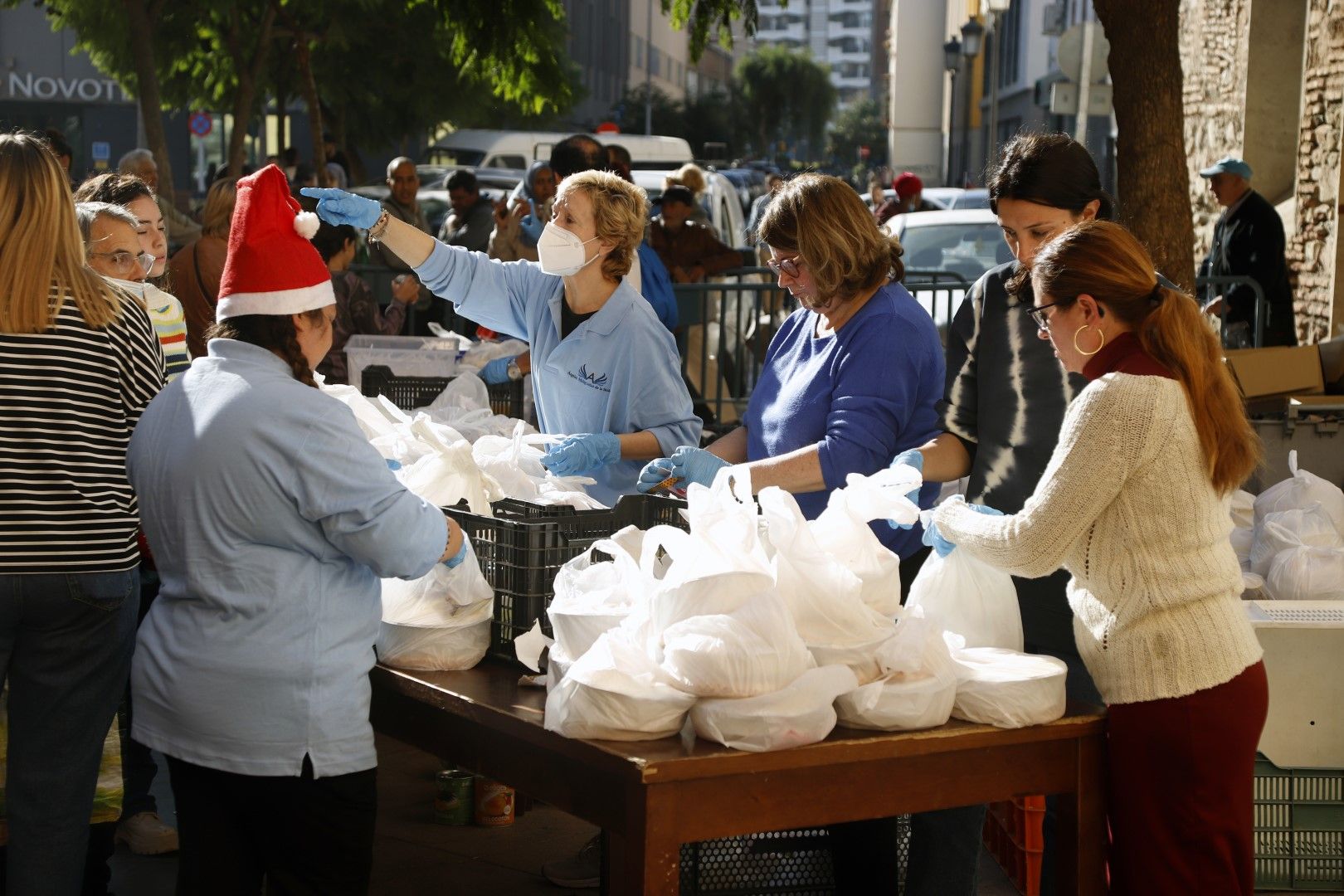 Los Ángeles Malagueños de la Noche reparten una cena especial por Nochebuena 2022