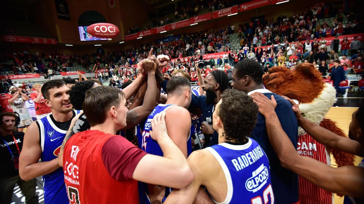 Los jugadores del UCAM Murcia, celebrando la victoria ante el Baxi Manresa