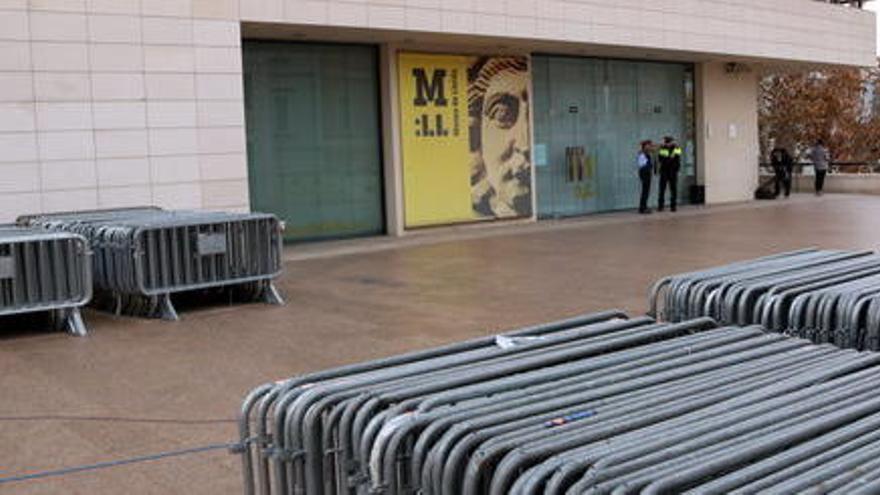 Presència policial i tanques davant del Museu per l&#039;imminent trasllat de les obres de Sixena