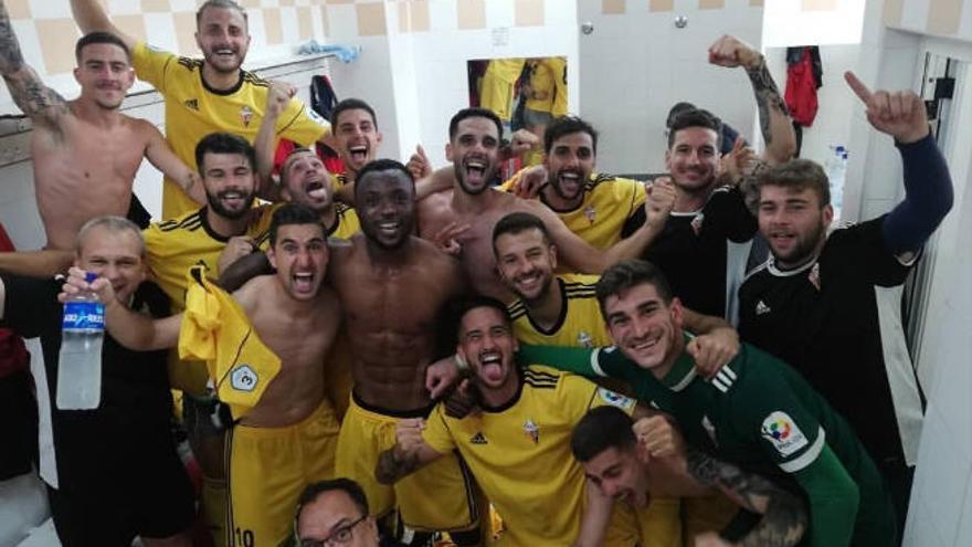 La plantilla del Mensajero celebrando el segundo puesto en Tercera.