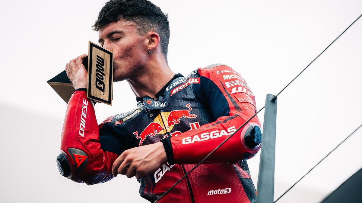 Holgado, con el trofeo tras su victoria este domingo