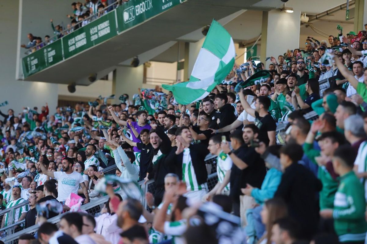 El público anima al Córdoba CF en El Arcángel.