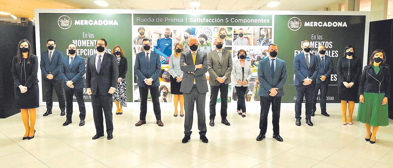 Juan Roig y miembros del Comité de Dirección de Mercadona tras la celebración de la Rueda de Prensa.