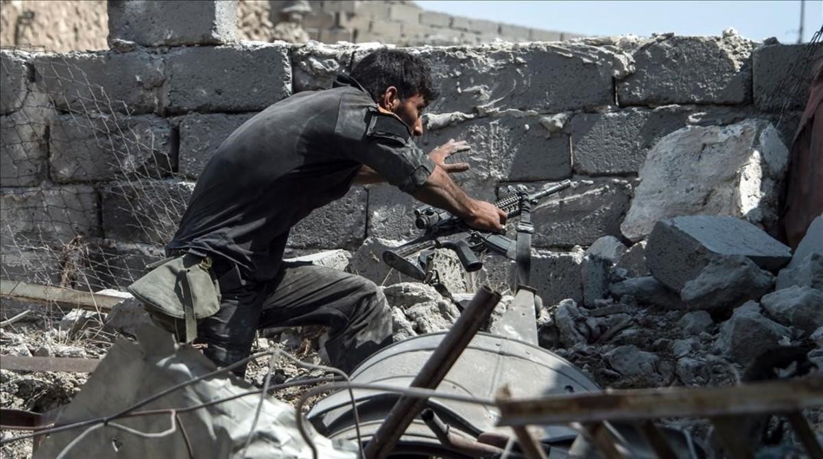 zentauroepp39250283 a member of the iraqi forces walks through the rubble while 170710205841