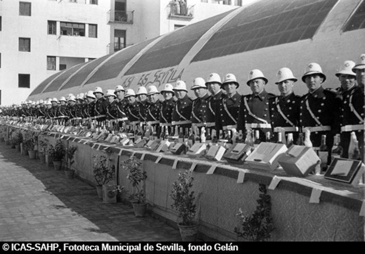 Reparto de aguinaldos a los guardias de tráfico en la azotea del mercado del Arenal. 1954