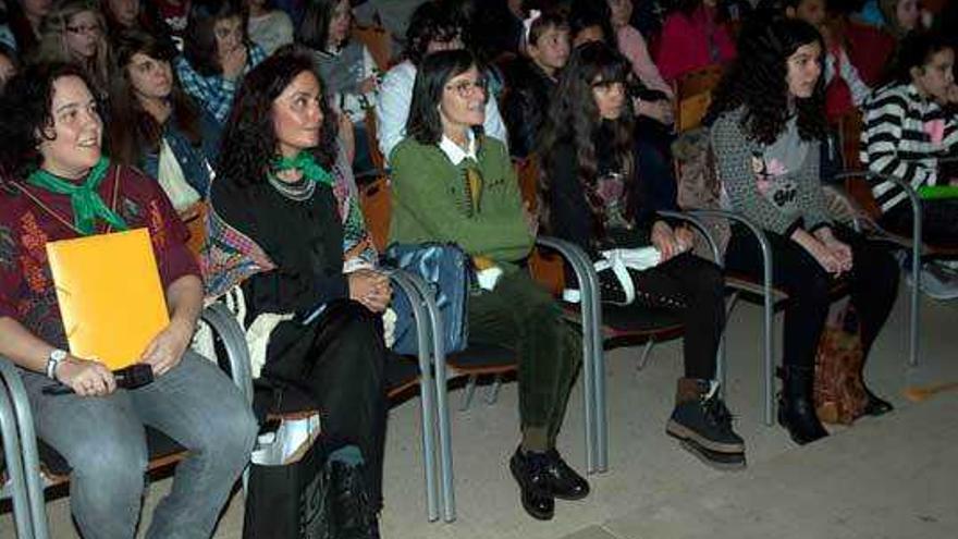 Visitación Blanco, directora del colegio Aurelio Menéndez, junto a Victorina Fernández, directora general de Formación Profesional, en el centro, rodeadas de alumnos.