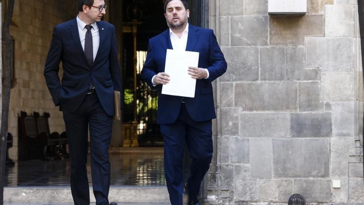 El 'conseller' de Justícia, Carles Mundó, con el vicepresidente del Govern Oriol Junqueras.