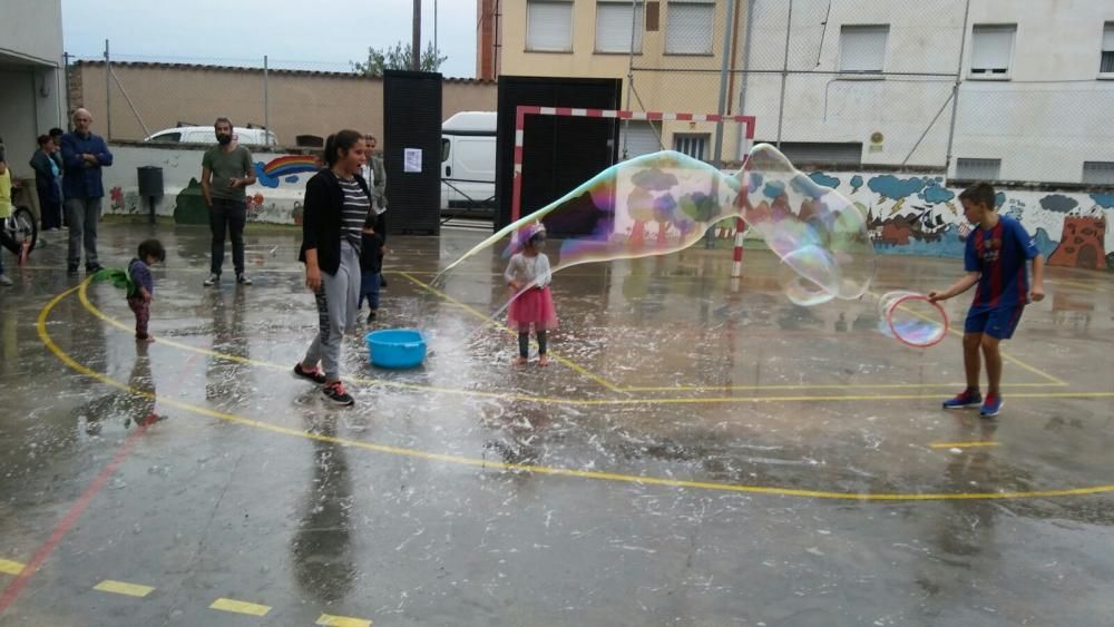 Voluntaris dins una escola a Monistrol de Montserrat.