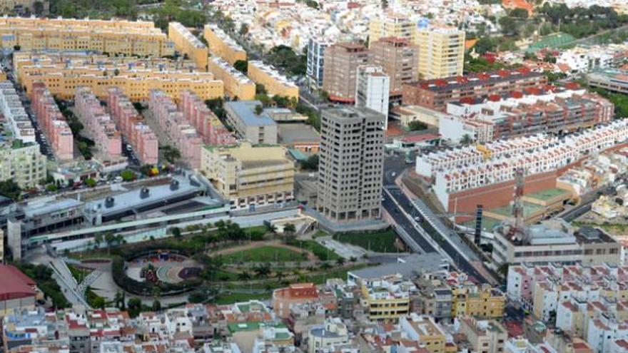 Las torres del Canódromo se alzan en una esquina del parque ubicado en el barrio de Schamann. | yaiza socorro