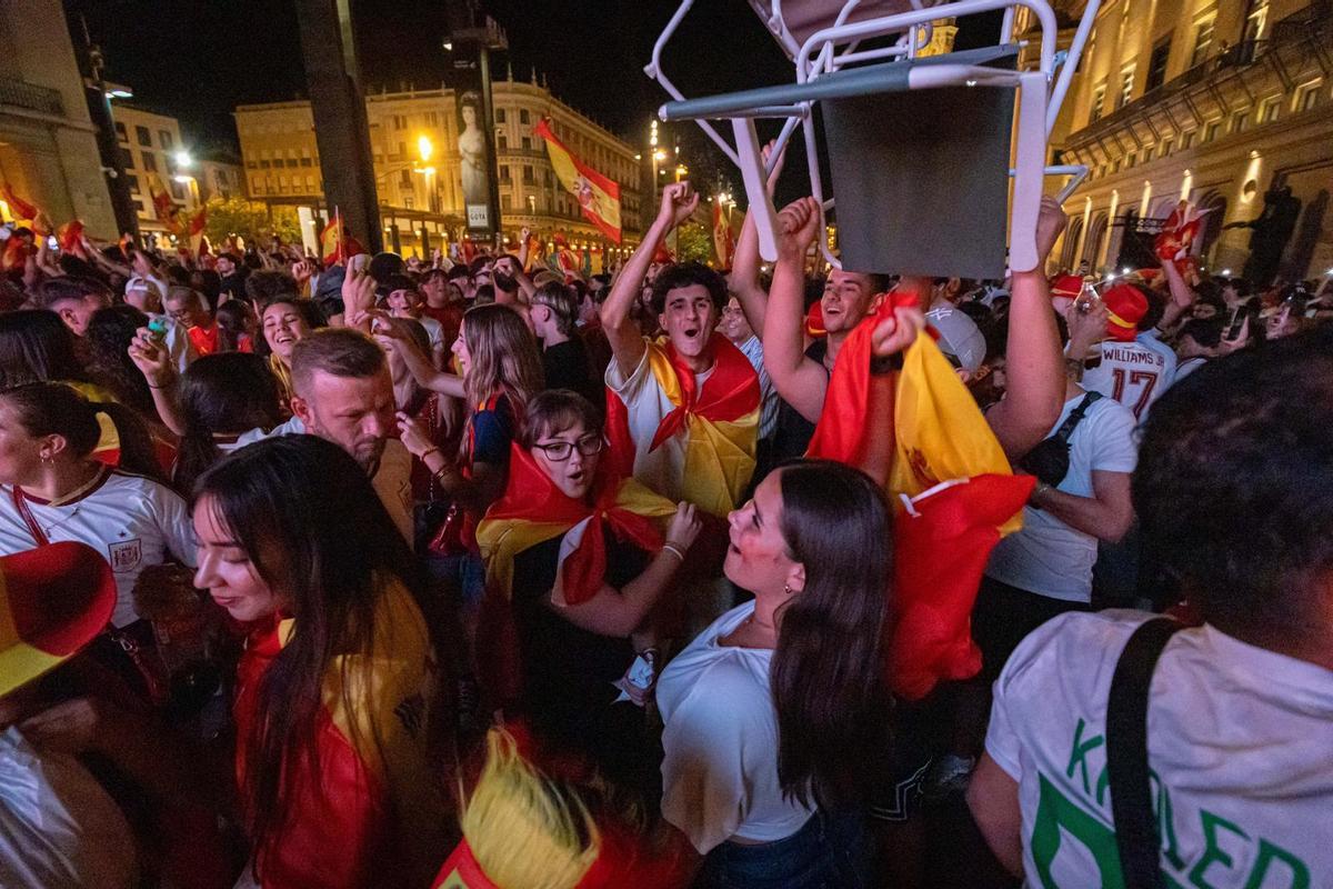 En imágenes | La plaza del Pilar de Zaragoza ya vibra con el España-Bélgica En imágenes | La plaza del Pilar de Zaragoza ya vibra con el España-Bélgica