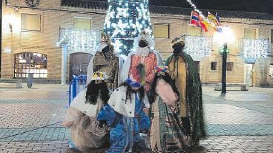 Los vecinos de la Joyosa celebran unas navidades desde sus casas