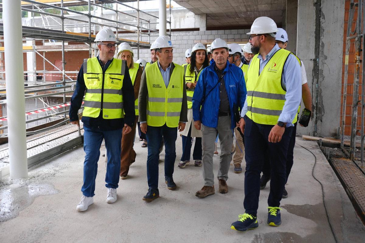 El conselleiro de Educación, Román Rodríguez, visita las obras del nuevo CEIP de O Milladoiro