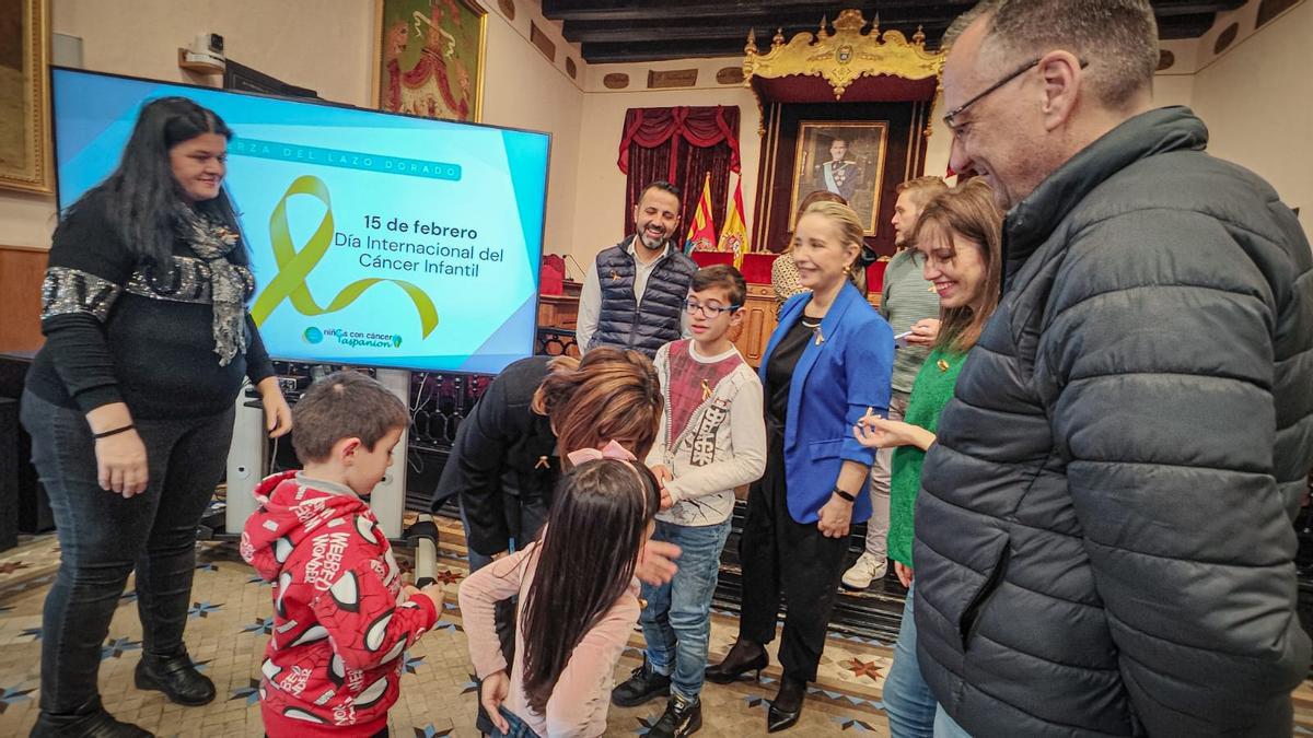 Un momento de la conmemoración del Día Internacional del Cáncer infantil en el salón de plenos del Ayuntamiento de Elche