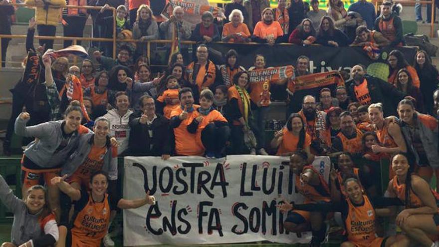 Las jugadoras celebran la victoria con la afición taronja desplazada