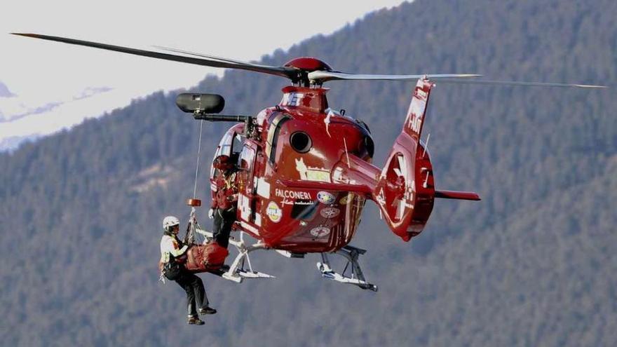 Mayer es evacuado en helicóptero tras sufrir la caída. // Reuters