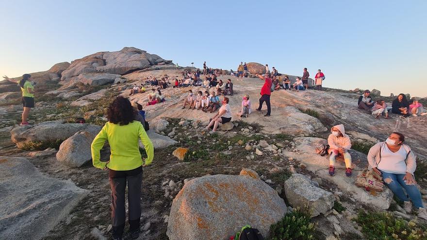 Las guías ofreciendo explicaciones durante la puesta de sol.