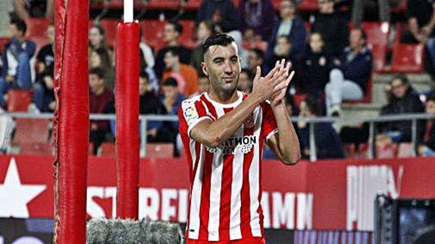 Borja García aplaudint l&#039;afició en un partit a Montilivi.