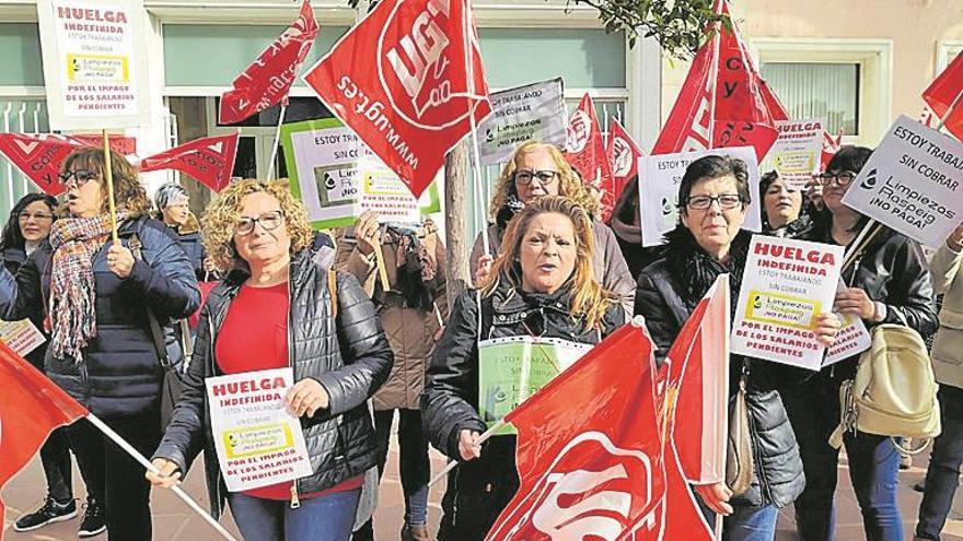 La huelga pone en jaque la limpieza de 23 institutos