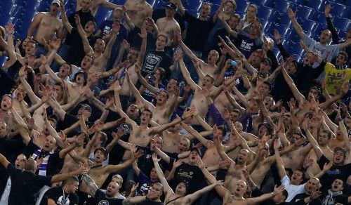 Los fans del Maribor animan a su equipo durante el partido de fútbol de la Europa League contra el Lazio en el estadio Olímpico en Roma