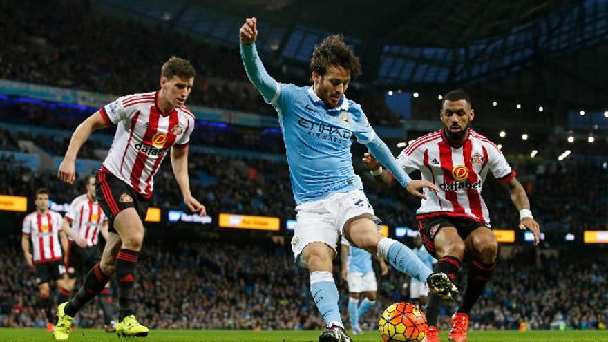 David Silva se dispone a realizar un recorte mientras es presionado por Billy Jones y Yann M´Vila, del Sunderland.