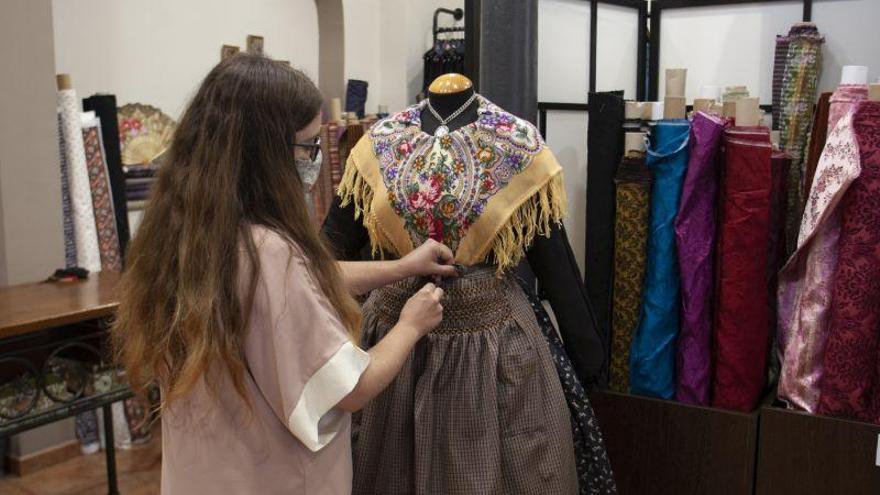 Las tiendas de trajes tradicionales sufren la suspensión de las fiestas