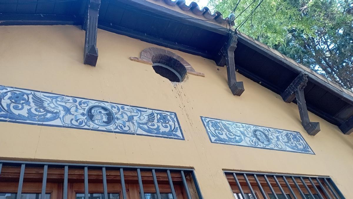 Detalle de los azulejos de la fachada del Grupo Escolar María Auxiliadora en El Palo.